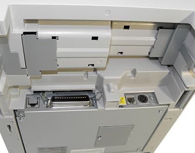 НИжняя панел и разъемы для подключения внешних устройтв к принтеру EPSON TM-U950P